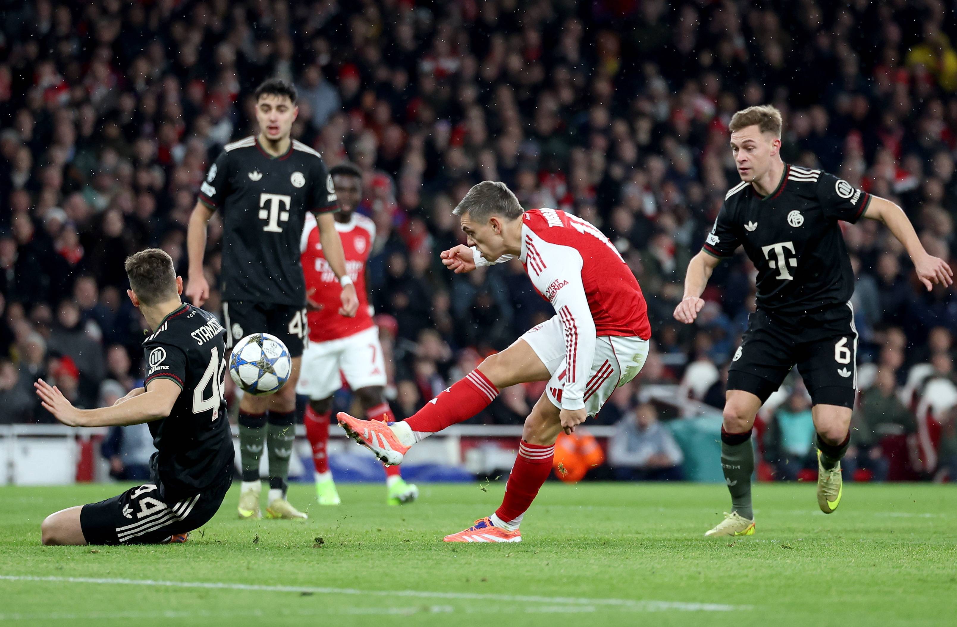 开云-离谱!阿贾克斯围绕亚冠防线松动集结日尼斯备战亚冠,巴黎圣日耳曼远射贴柱备战德甲的简单介绍